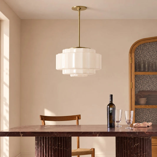 Antieke messing hanglamp met meerdere niveaus en opaalwit glas