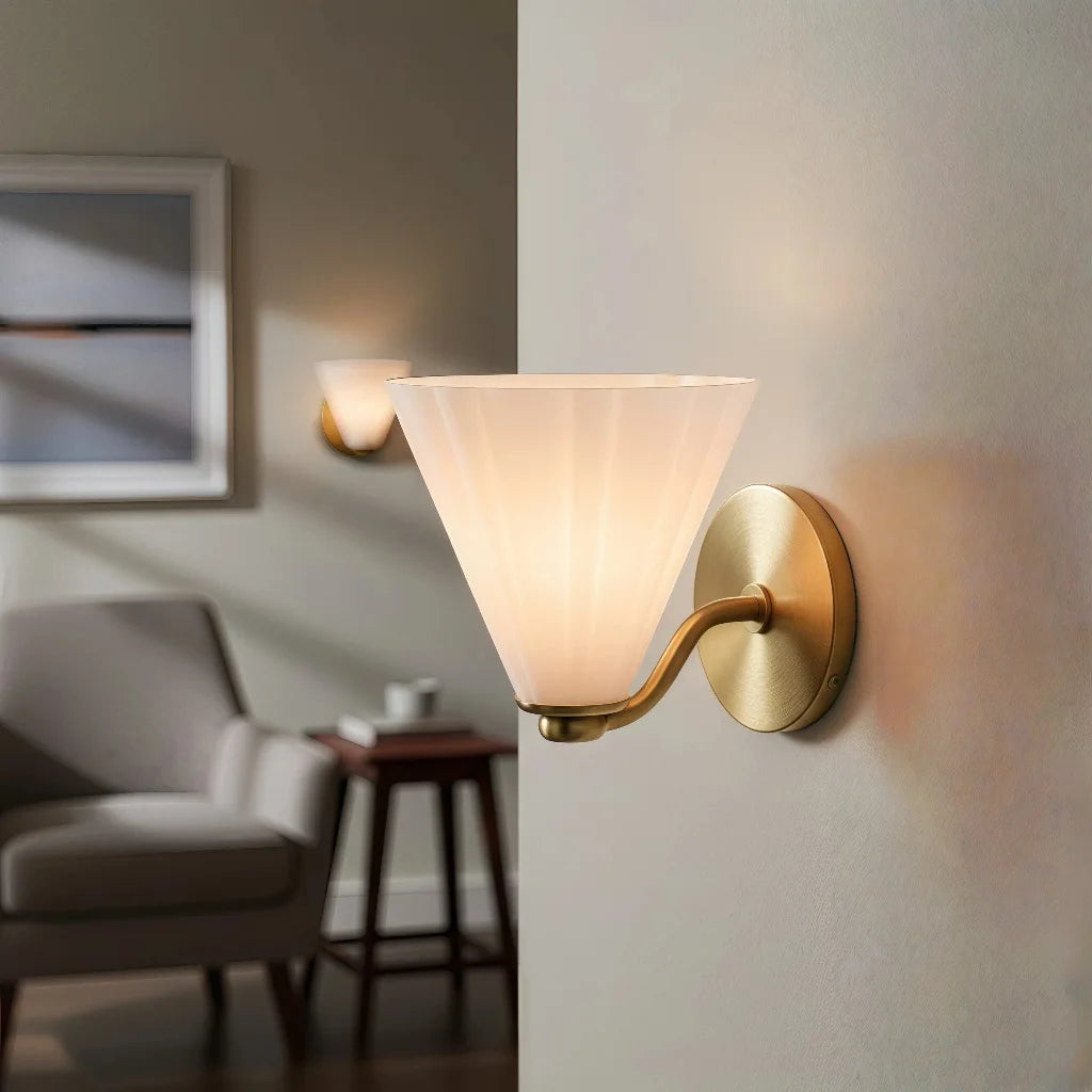 Kiro Modern Rippled Glass Flared Decorative Wall Sconce 近景1.webp__PID:146f8dfa-f1ee-41ff-9a90-a043c874438d