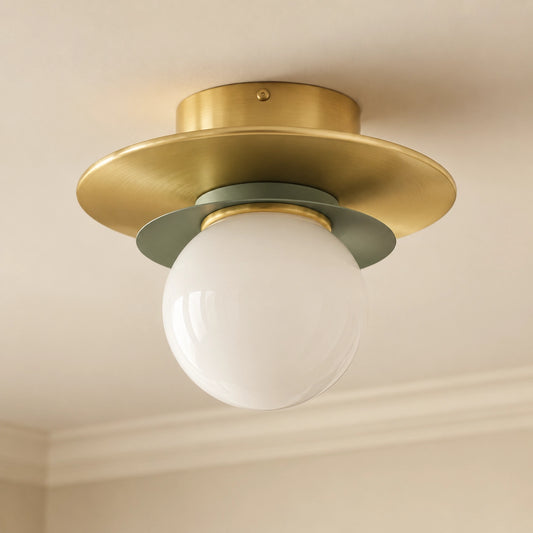 Plafonnier moderne en laiton superposé et verre opale