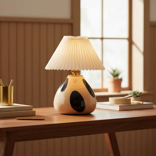 Sylara Tischleuchte aus plissiertem Stoffglas im Mid-Century-Stil 