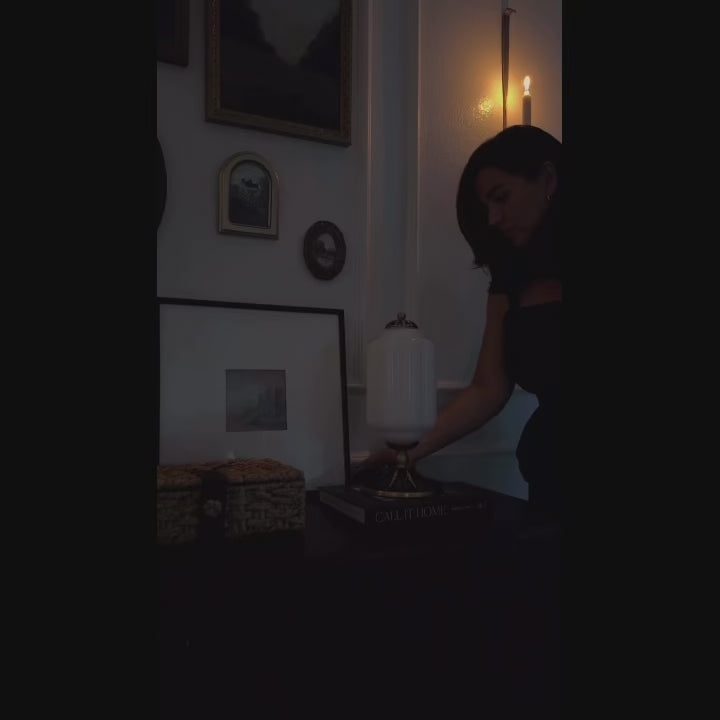 Lumi Tischleuchte Eloise aus cremefarbenem, strukturiertem Glas im französischen Retro-Stil 