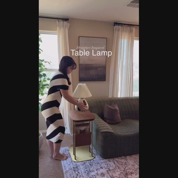 Sylara Tischleuchte aus plissiertem Stoffglas im Mid-Century-Stil 